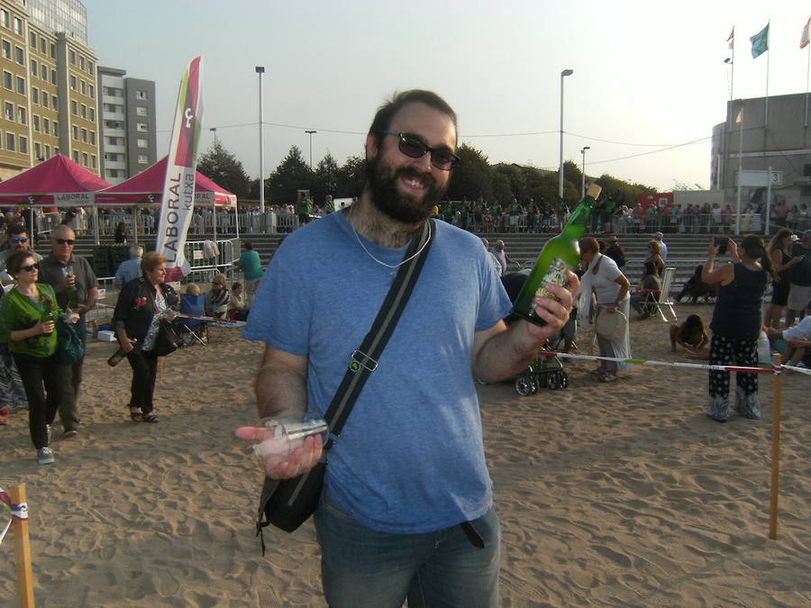 ¿Estuviste en el récord de escanciado simultáneo de 2017? ¡Búscate! (5)