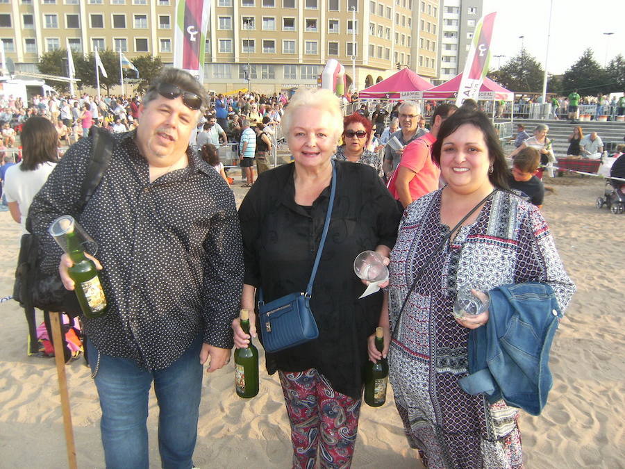 ¿Estuviste en el récord de escanciado simultáneo de 2017? ¡Búscate! (5)