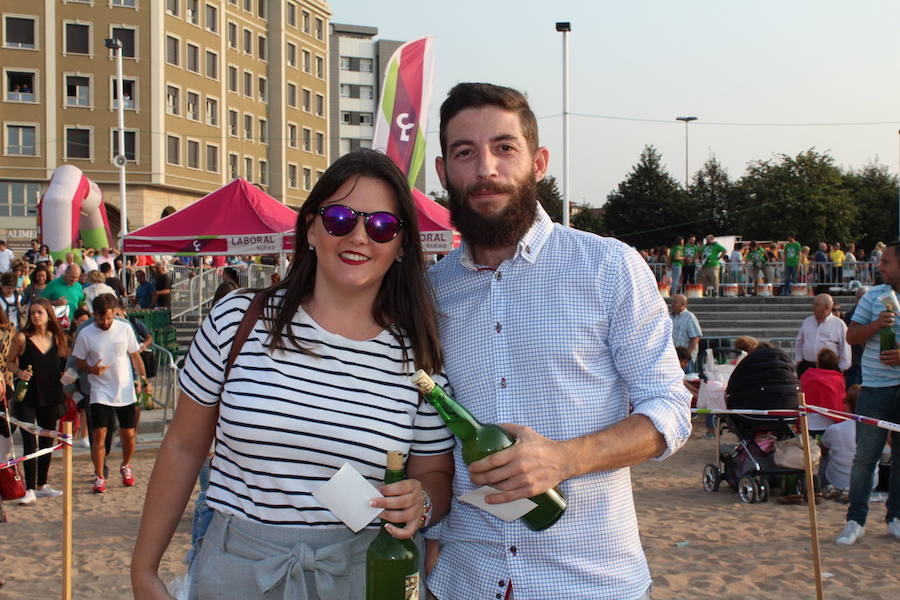 ¿Estuviste en el récord de escanciado simultáneo de 2017? ¡Búscate! (4)