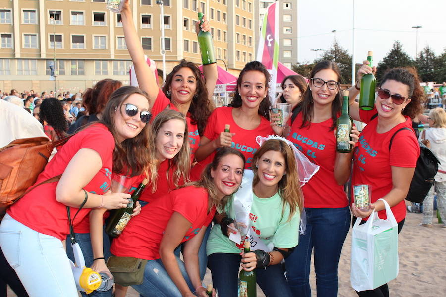 ¿Estuviste en el récord de escanciado simultáneo de 2017? ¡Búscate! (4)