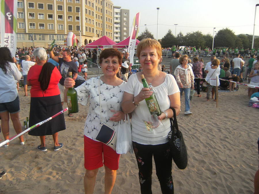 ¿Estuviste en el récord de escanciado simultáneo de 2017? ¡Búscate! (6)