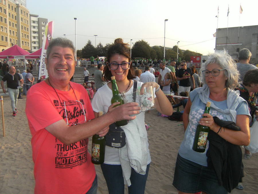 ¿Estuviste en el récord de escanciado simultáneo de 2017? ¡Búscate! (6)