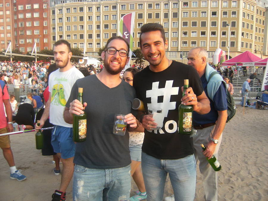 ¿Estuviste en el récord de escanciado simultáneo de 2017? ¡Búscate! (6)