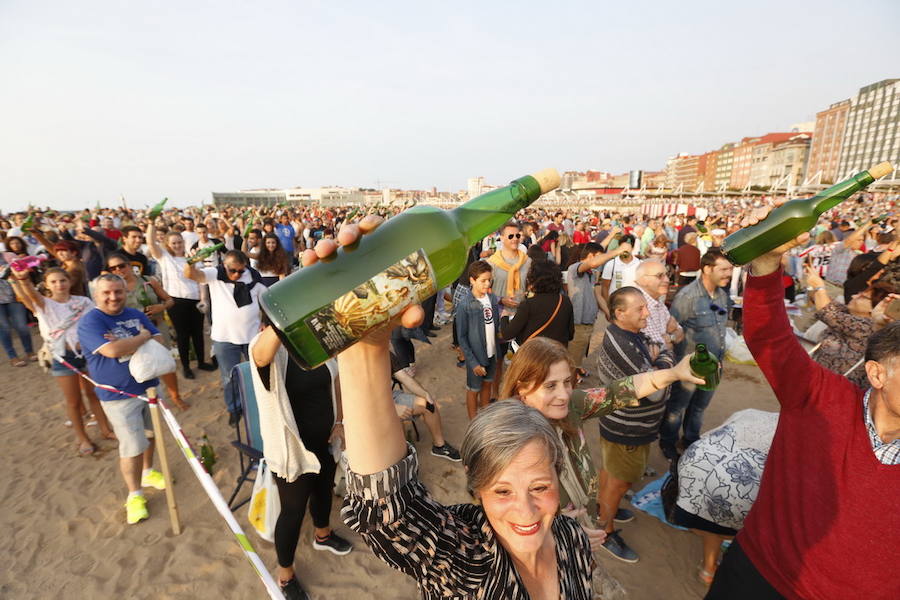 ¿Estuviste en el récord de escanciado simultáneo de 2017? ¡Búscate! (6)