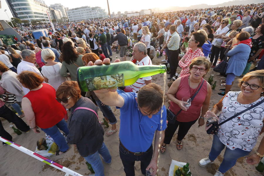 ¿Estuviste en el récord de escanciado simultáneo de 2017? ¡Búscate! (6)