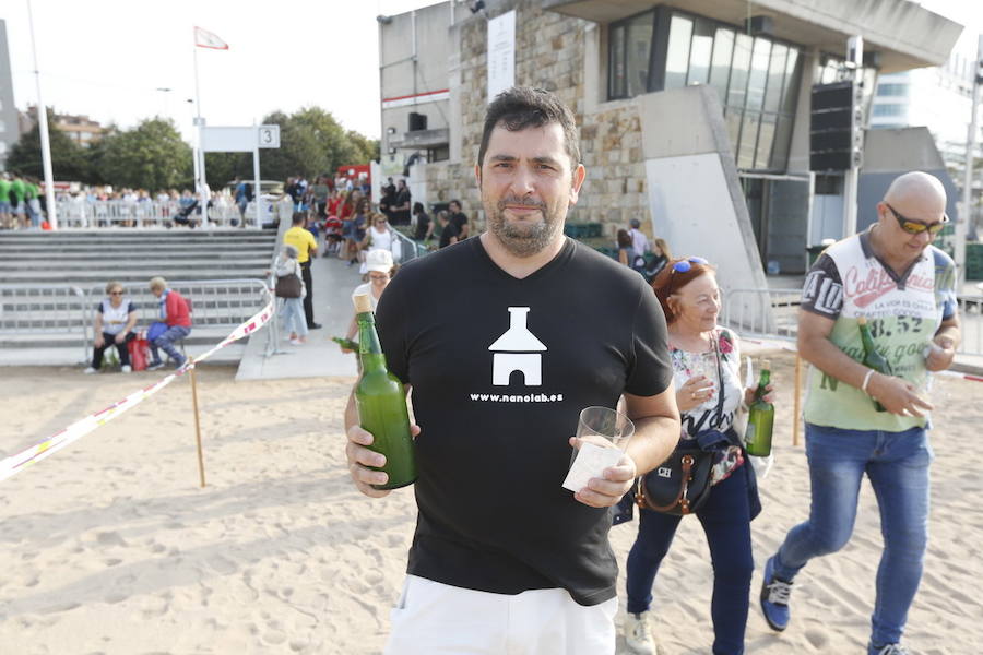 ¿Estuviste en el récord de escanciado simultáneo de 2017? ¡Búscate! (7)