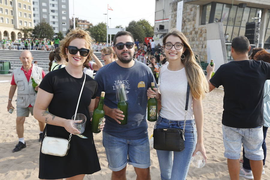 ¿Estuviste en el récord de escanciado simultáneo de 2017? ¡Búscate! (7)