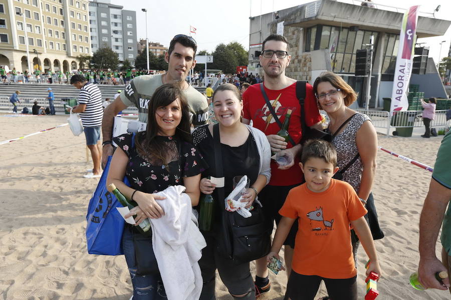 ¿Estuviste en el récord de escanciado simultáneo de 2017? ¡Búscate! (7)