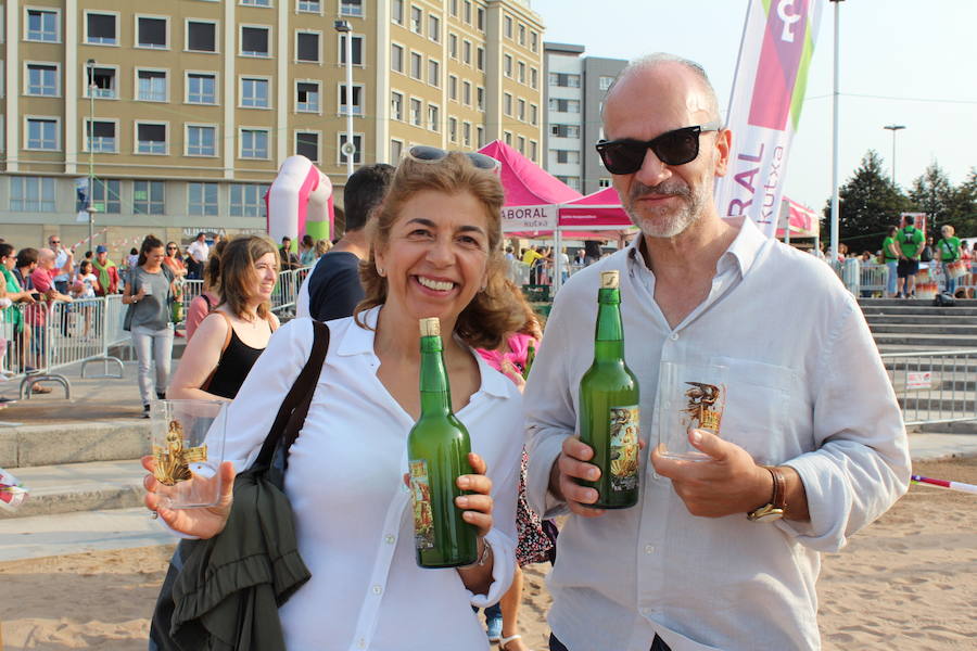 ¿Estuviste en el récord de escanciado simultáneo de 2017? ¡Búscate! (3)