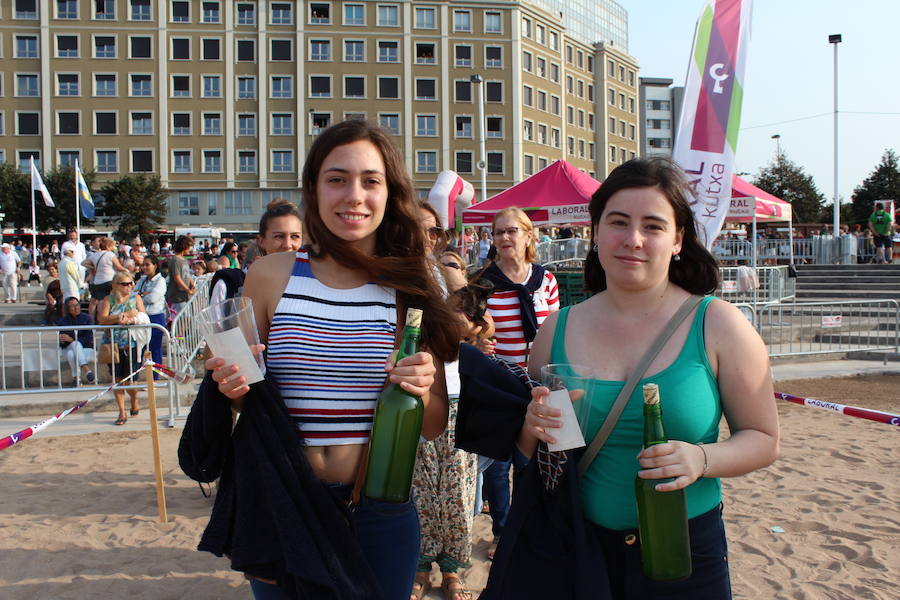 ¿Estuviste en el récord de escanciado simultáneo de 2017? ¡Búscate! (3)