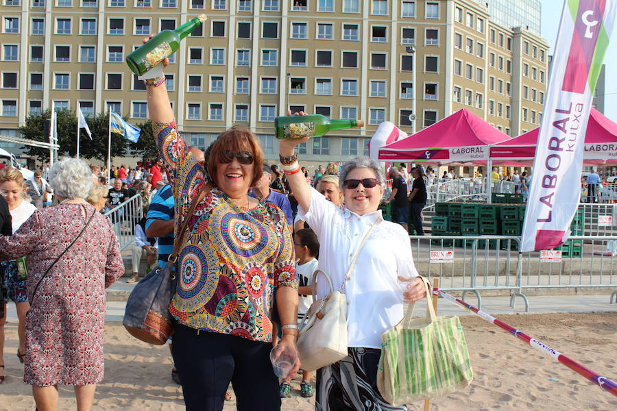 ¿Estuviste en el récord de escanciado simultáneo de 2017? ¡Búscate! (3)