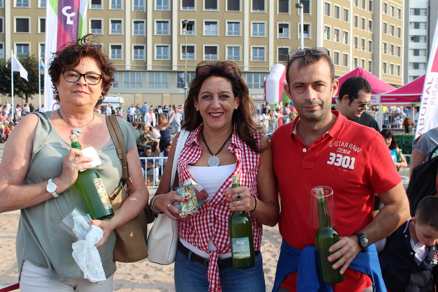 ¿Estuviste en el récord de escanciado simultáneo de 2017? ¡Búscate! (3)