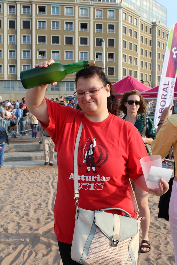 ¿Estuviste en el récord de escanciado simultáneo de 2017? ¡Búscate! (3)