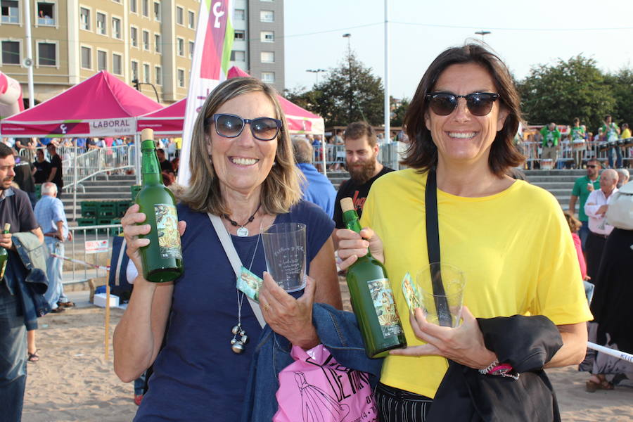 ¿Estuviste en el récord de escanciado simultáneo de 2017? ¡Búscate! (3)