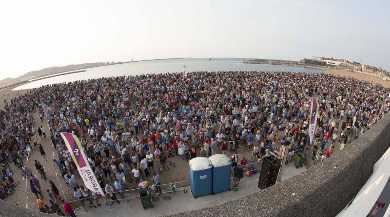 Así fue la fiesta del récord de escanciado simultáneo en Gijón