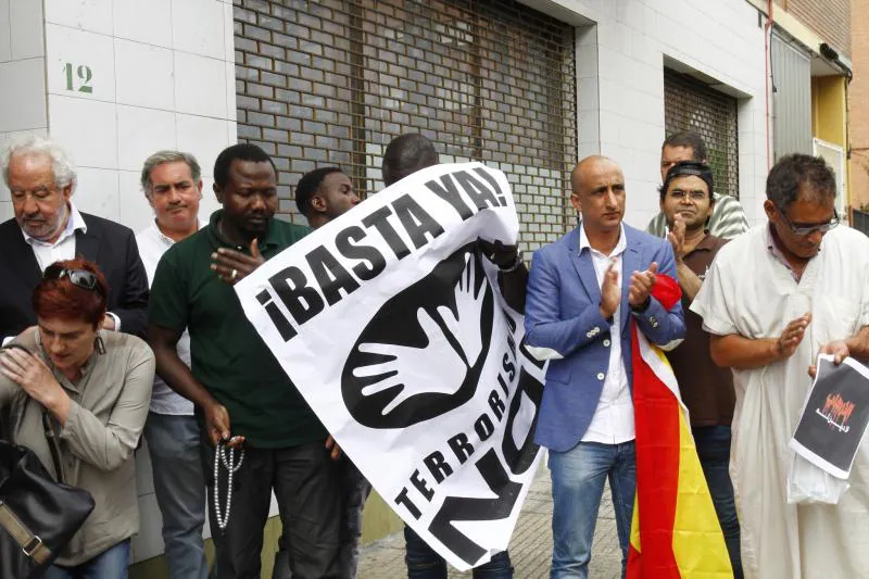 Varios miembros de la comunidad musulmana en Avilés han guardado un minuto de silencio en señal de duelo y repulsa por el atentado terrorista ocurrido en Barcelona