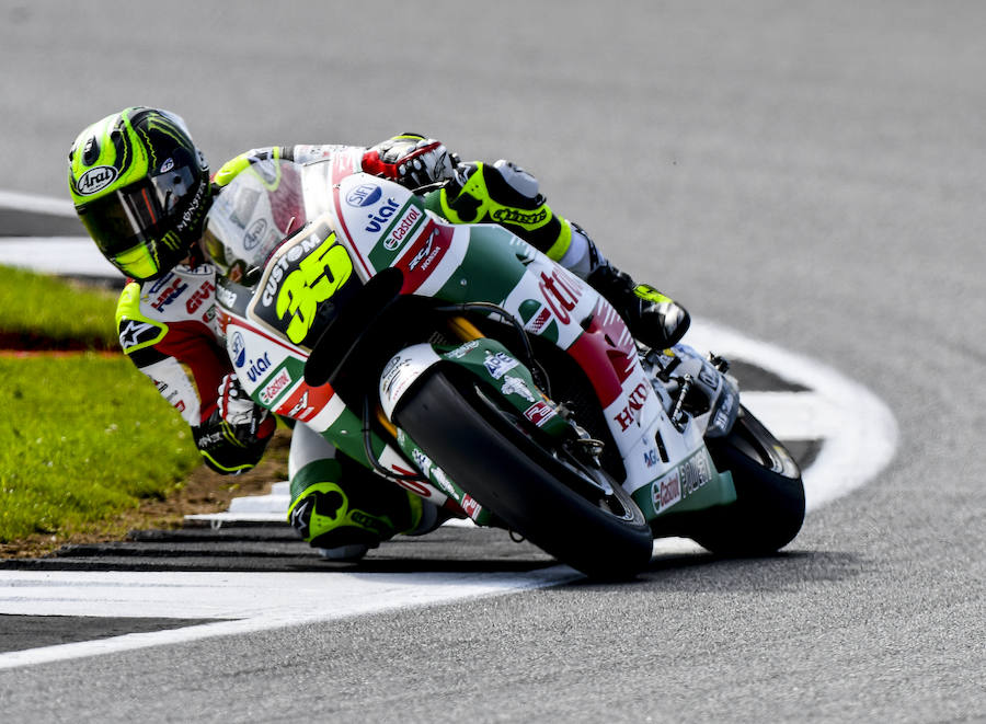 El británico Cal Crutchlow (Honda RC 213 V) y los españoles Alex Márquez (Kalex) y Arón Canet (Honda) fueron los más rápidos de sus respectivas categorías al término de la primera jornada de entrenamientos libres del Gran Premio de Inglaterra de MotoGP en el circuito de Silverstone.