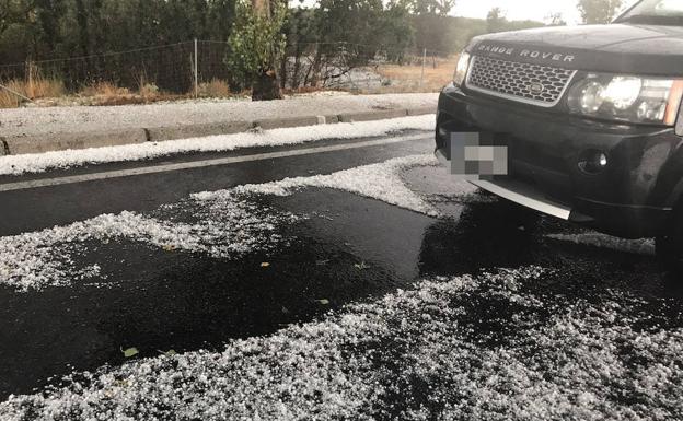 Una impresionante granizada complica el tráfico en el Huerna