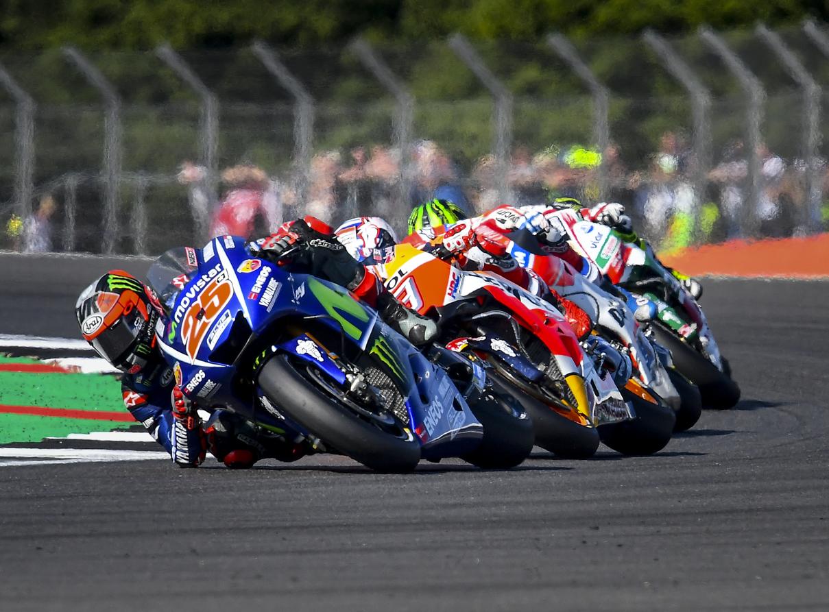 Las carreras en el circuito de Silverstone se saldaron con las victorias de Andrea Dovizioso (MotoGP), Arón Canet (Moto2) y Takaaki Nakagami (Moto3)