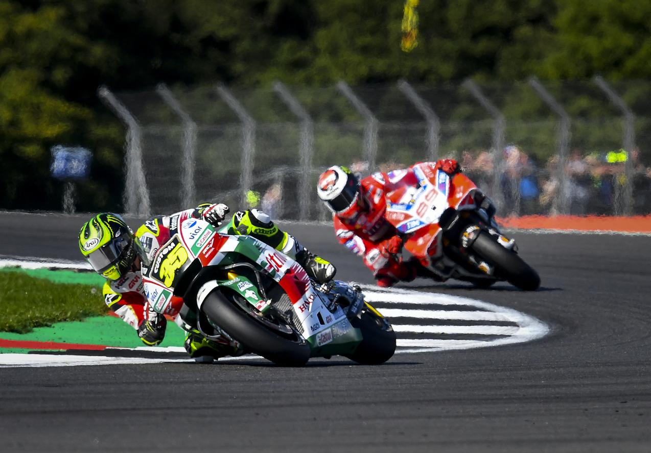 Las carreras en el circuito de Silverstone se saldaron con las victorias de Andrea Dovizioso (MotoGP), Arón Canet (Moto2) y Takaaki Nakagami (Moto3)