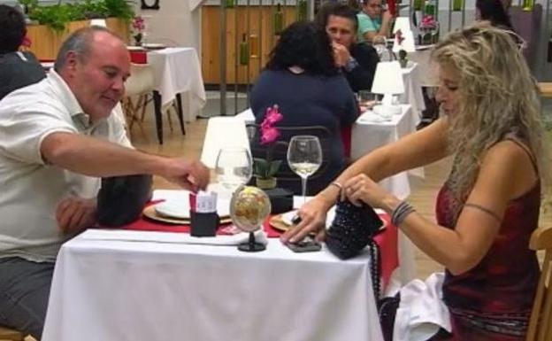 Va a 'First Dates' y roba un objeto del programa