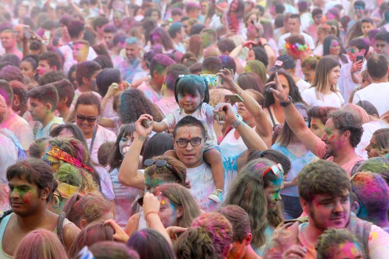 Miles de jóvenes de toda Asturias han acudido a la llamada de esta fiesta que se inspira en celebraciones hinduistas para festejar la alegría