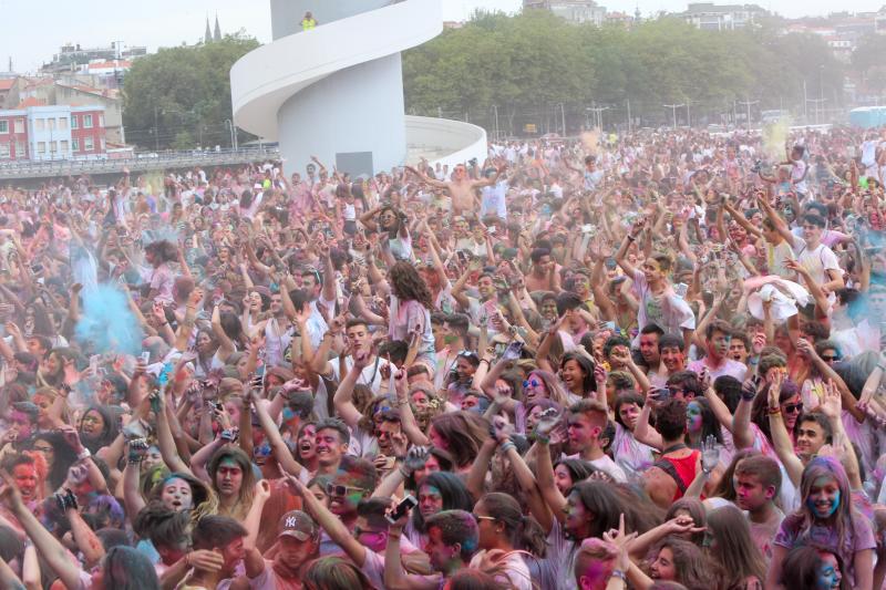 Miles de jóvenes de toda Asturias han acudido a la llamada de esta fiesta que se inspira en celebraciones hinduistas para festejar la alegría