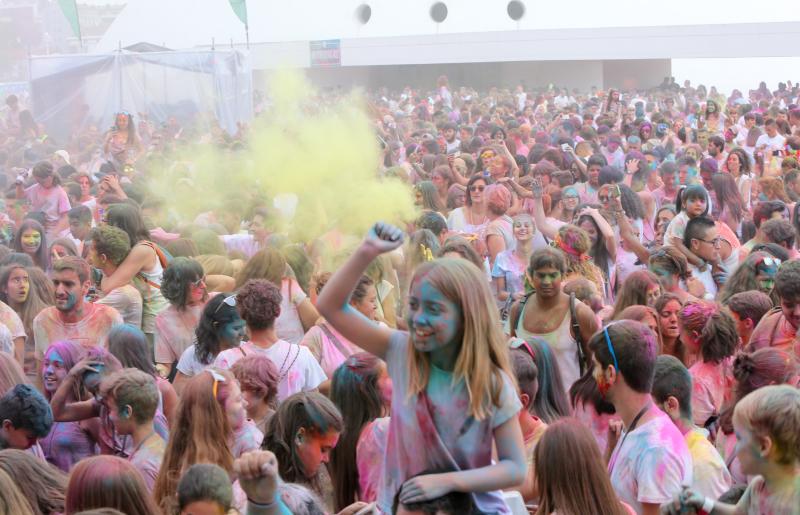 Miles de jóvenes de toda Asturias han acudido a la llamada de esta fiesta que se inspira en celebraciones hinduistas para festejar la alegría