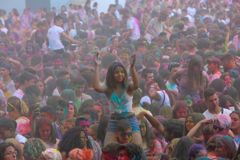 Miles de jóvenes de toda Asturias han acudido a la llamada de esta fiesta que se inspira en celebraciones hinduistas para festejar la alegría