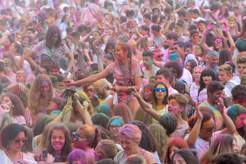 Miles de jóvenes de toda Asturias han acudido a la llamada de esta fiesta que se inspira en celebraciones hinduistas para festejar la alegría