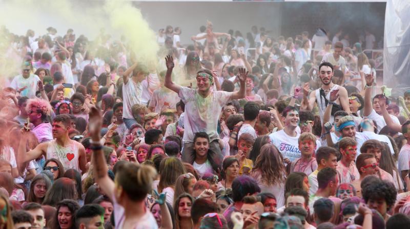 Miles de jóvenes de toda Asturias han acudido a la llamada de esta fiesta que se inspira en celebraciones hinduistas para festejar la alegría