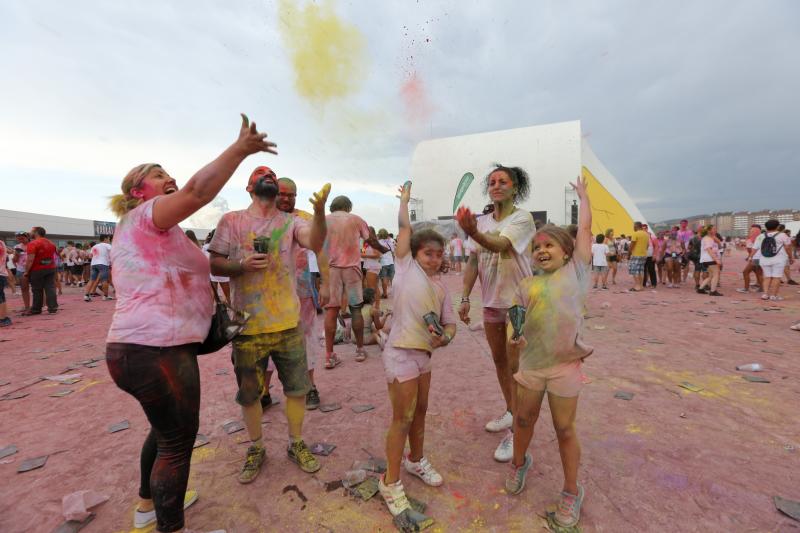 Miles de jóvenes de toda Asturias han acudido a la llamada de esta fiesta que se inspira en celebraciones hinduistas para festejar la alegría