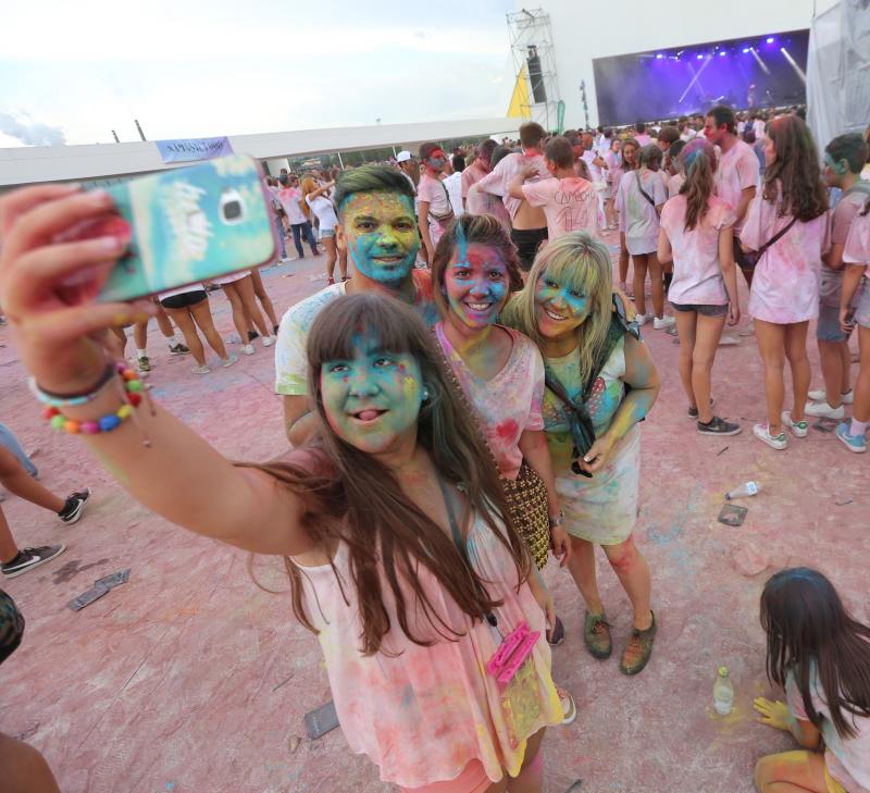 Miles de jóvenes de toda Asturias han acudido a la llamada de esta fiesta que se inspira en celebraciones hinduistas para festejar la alegría