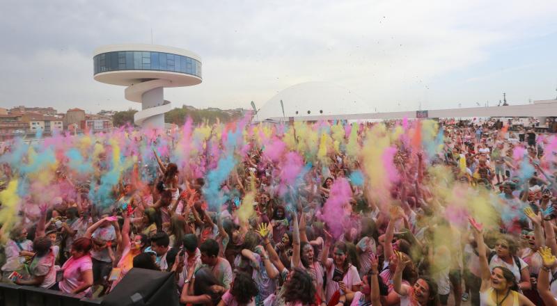 Miles de jóvenes de toda Asturias han acudido a la llamada de esta fiesta que se inspira en celebraciones hinduistas para festejar la alegría