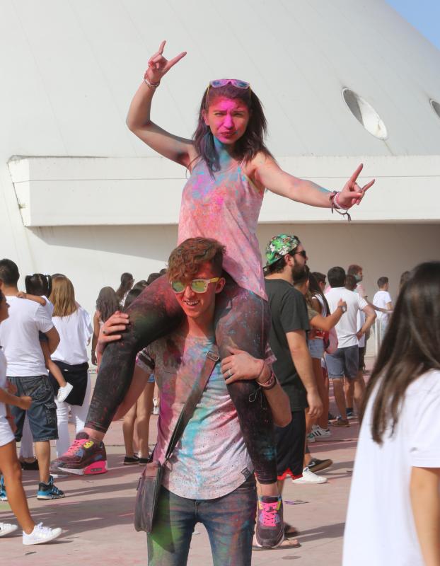 Miles de jóvenes de toda Asturias han acudido a la llamada de esta fiesta que se inspira en celebraciones hinduistas para festejar la alegría