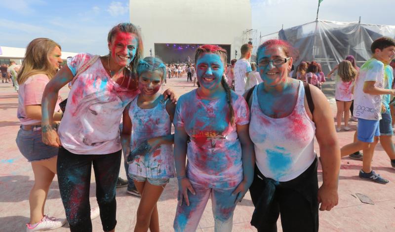 Miles de jóvenes de toda Asturias han acudido a la llamada de esta fiesta que se inspira en celebraciones hinduistas para festejar la alegría