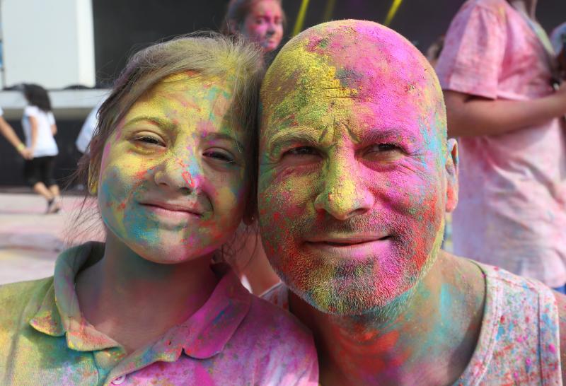 Miles de jóvenes de toda Asturias han acudido a la llamada de esta fiesta que se inspira en celebraciones hinduistas para festejar la alegría