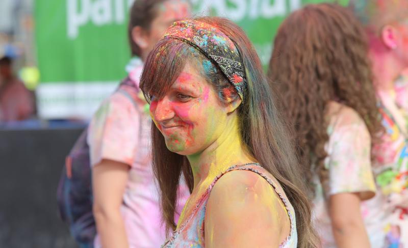 Miles de jóvenes de toda Asturias han acudido a la llamada de esta fiesta que se inspira en celebraciones hinduistas para festejar la alegría