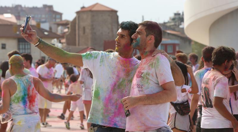 Miles de jóvenes de toda Asturias han acudido a la llamada de esta fiesta que se inspira en celebraciones hinduistas para festejar la alegría