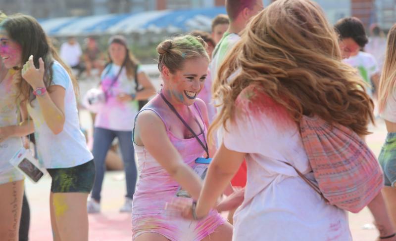 Miles de jóvenes de toda Asturias han acudido a la llamada de esta fiesta que se inspira en celebraciones hinduistas para festejar la alegría