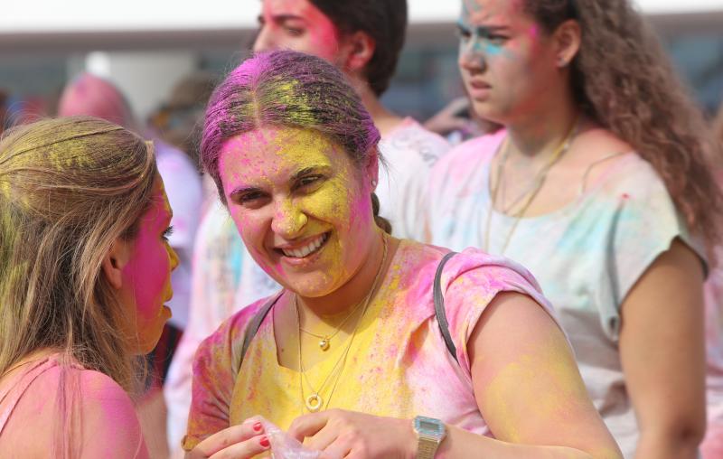 Miles de jóvenes de toda Asturias han acudido a la llamada de esta fiesta que se inspira en celebraciones hinduistas para festejar la alegría