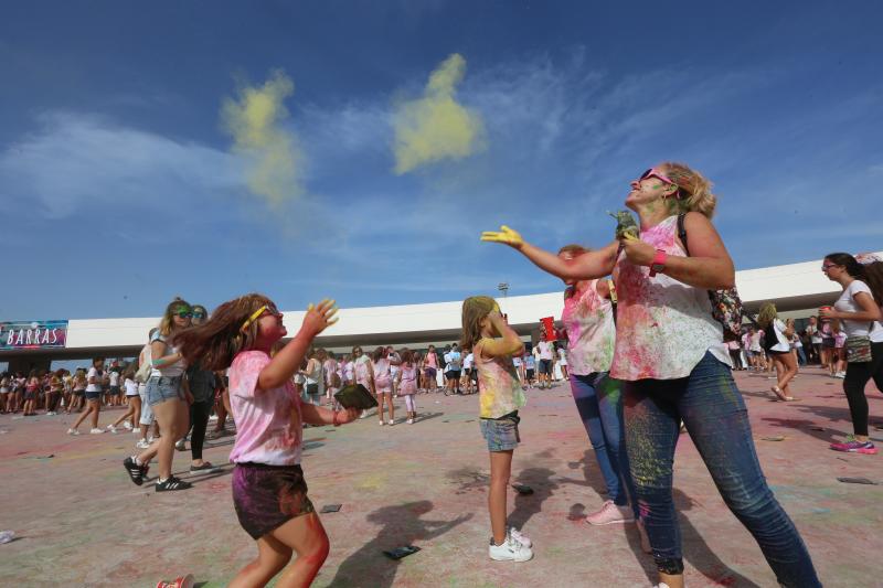 Miles de jóvenes de toda Asturias han acudido a la llamada de esta fiesta que se inspira en celebraciones hinduistas para festejar la alegría