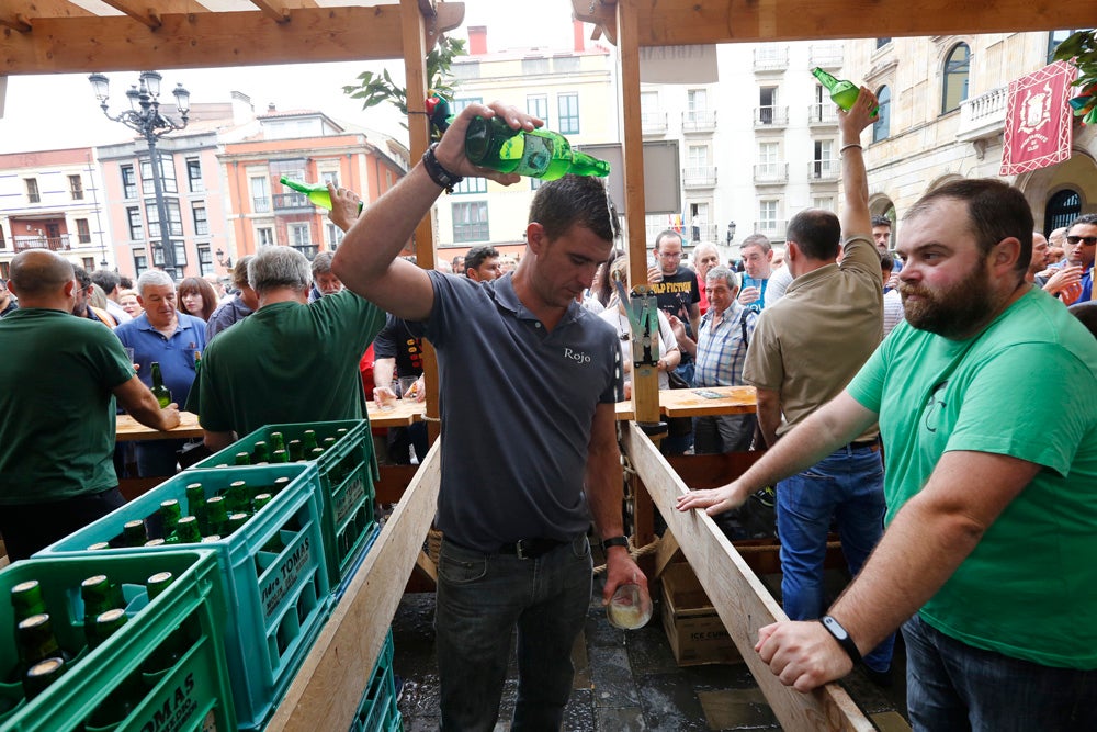 La Fiesta de la Sidra Natural se despide hasta el año que viene despachando cientos de botellas, premiando a los mejores llagareros