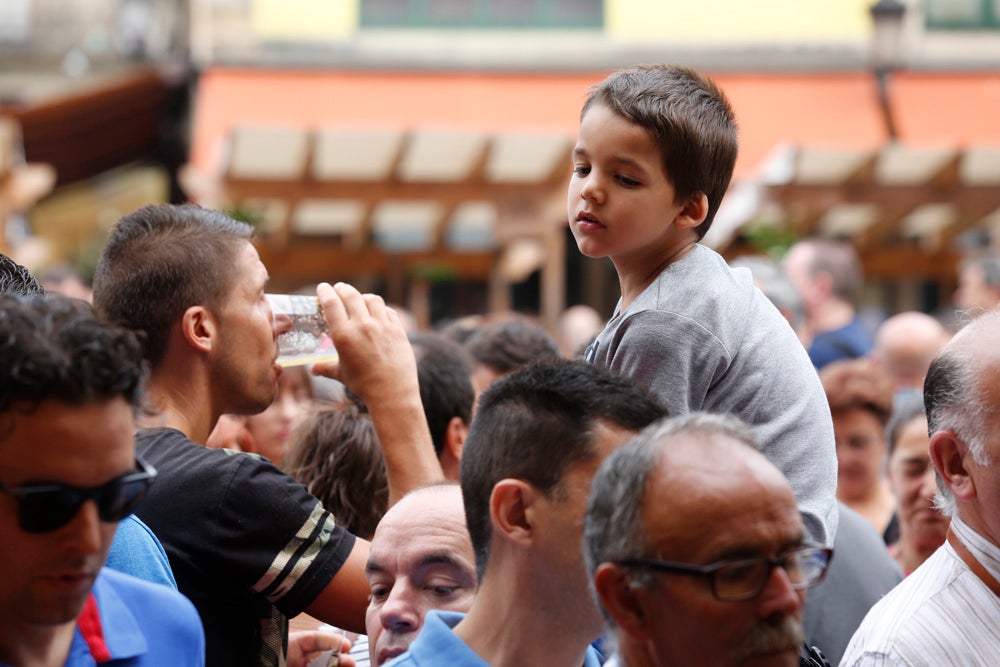 La Fiesta de la Sidra Natural se despide hasta el año que viene despachando cientos de botellas, premiando a los mejores llagareros