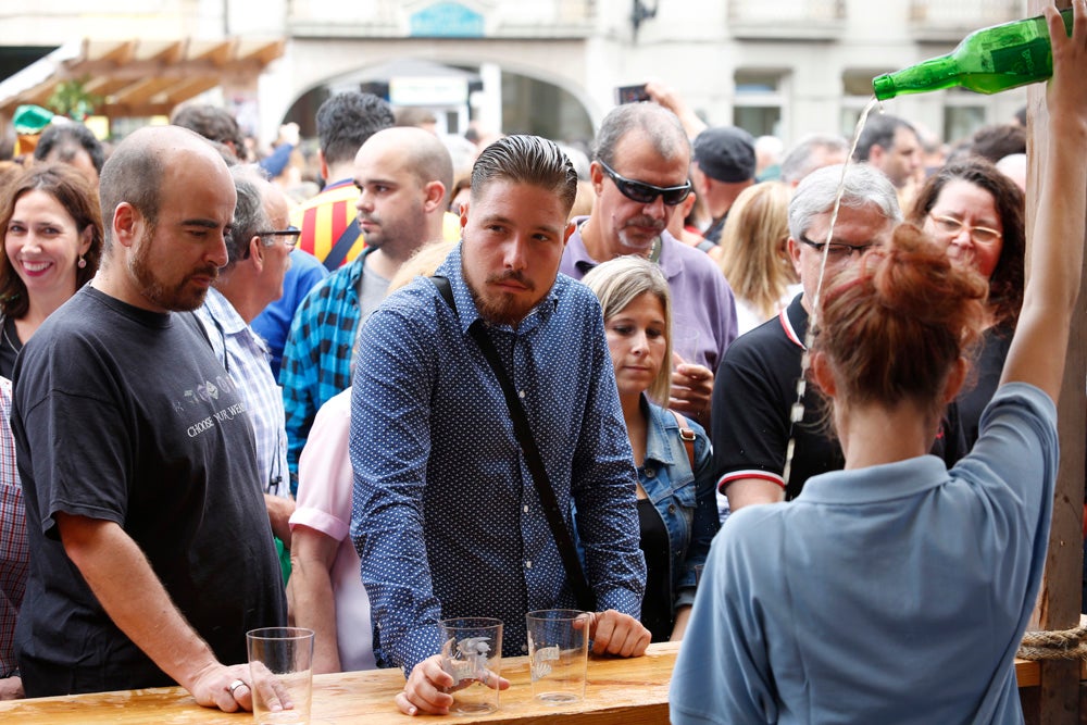 La Fiesta de la Sidra Natural se despide hasta el año que viene despachando cientos de botellas, premiando a los mejores llagareros