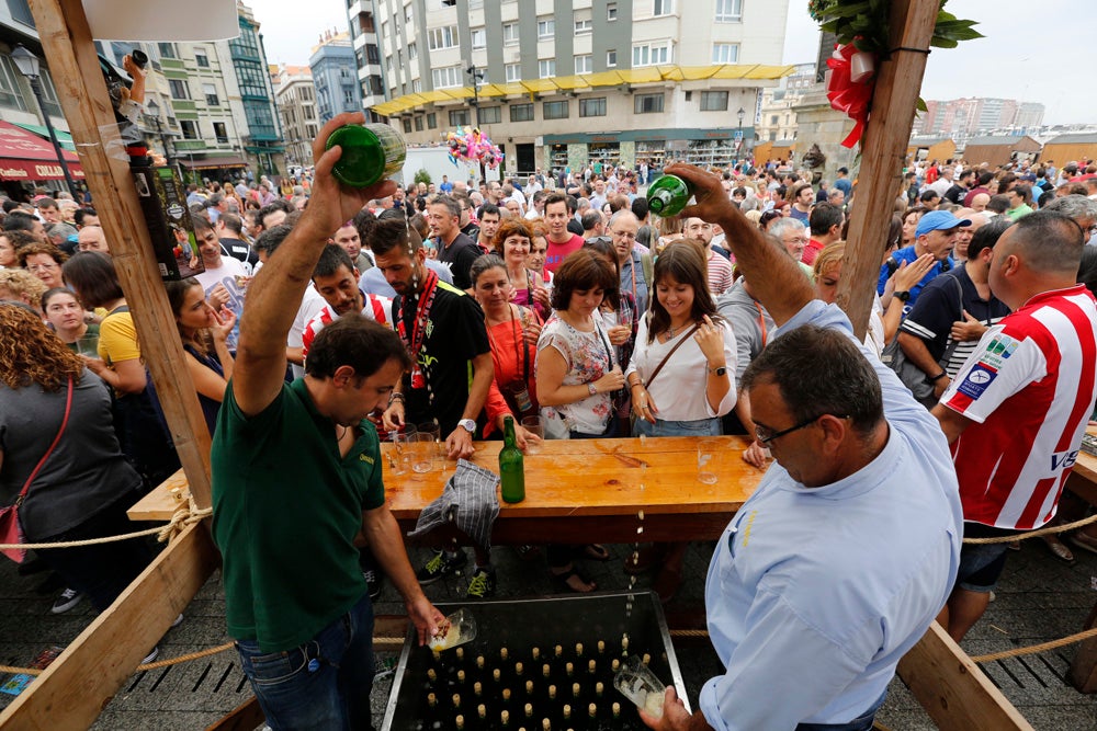 La Fiesta de la Sidra Natural se despide hasta el año que viene despachando cientos de botellas, premiando a los mejores llagareros