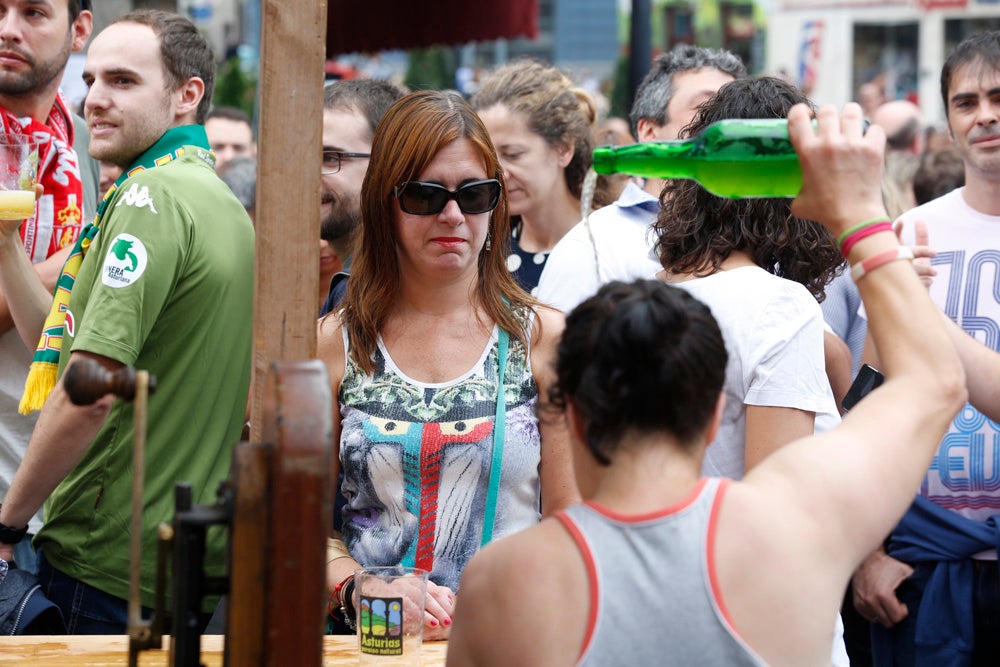 La Fiesta de la Sidra Natural se despide hasta el año que viene despachando cientos de botellas, premiando a los mejores llagareros