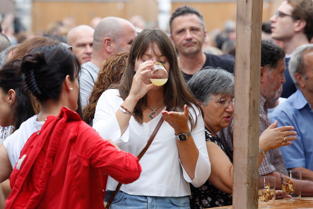 La Fiesta de la Sidra Natural se despide hasta el año que viene despachando cientos de botellas, premiando a los mejores llagareros