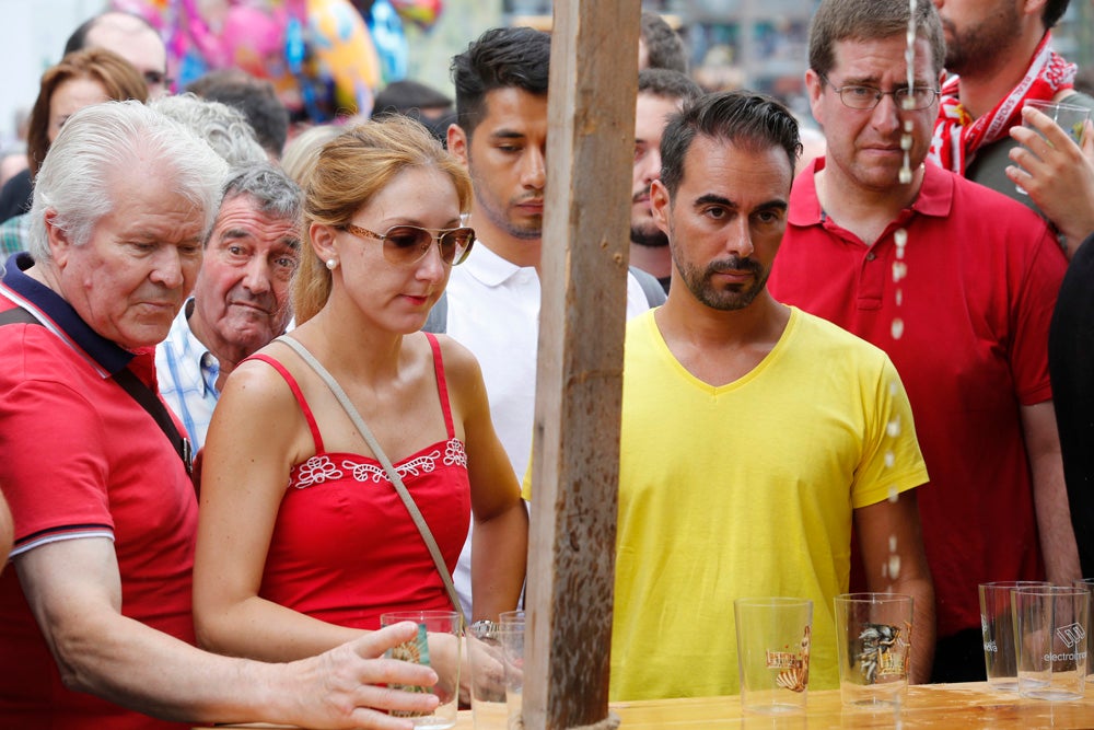 La Fiesta de la Sidra Natural se despide hasta el año que viene despachando cientos de botellas, premiando a los mejores llagareros