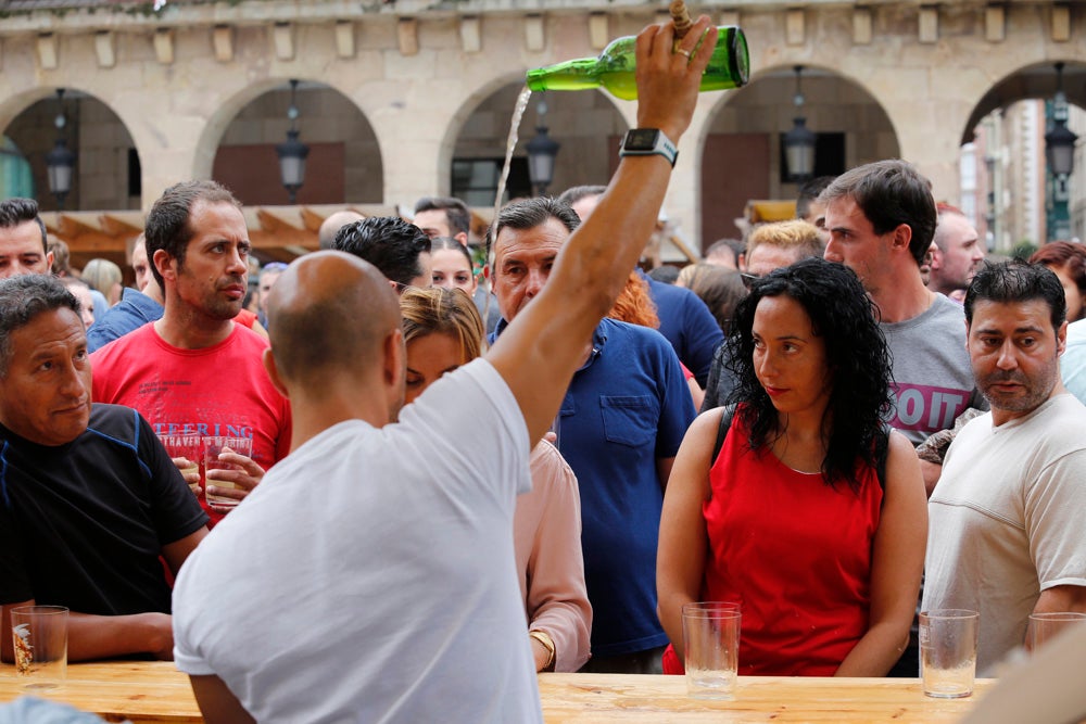 La Fiesta de la Sidra Natural se despide hasta el año que viene despachando cientos de botellas, premiando a los mejores llagareros